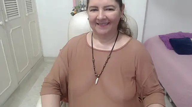 leonela_69 live cam on StripChat