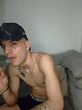 MaxHornyLatin live cam on StripChat