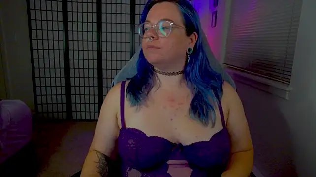 KiraSpitQueen live cam on StripChat