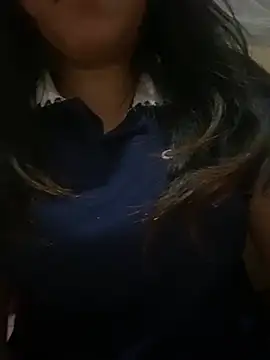 Quinluyn99 live cam on StripChat