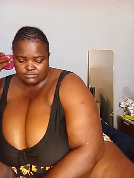 ChubbyLucia live cam on StripChat