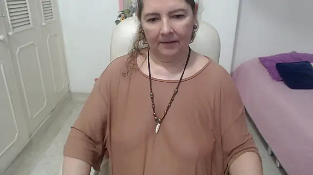 leonela_69 live cam on StripChat