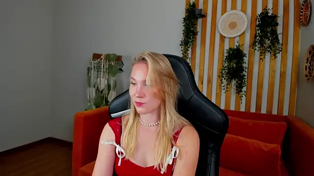 ElaraVoltage live cam on StripChat
