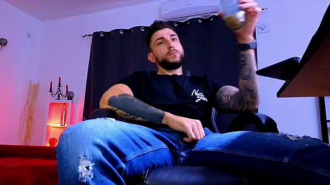 MightyAaron66 live cam on StripChat