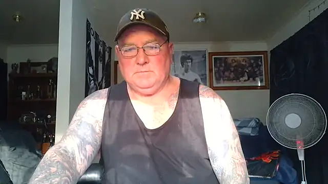 kinkyblueyes69 (M mature) - NAKED CLOTHES OFF
