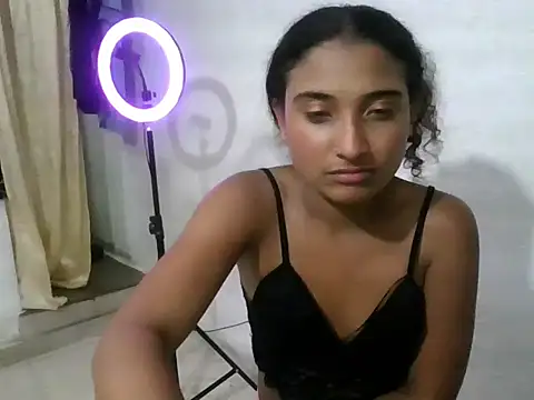 Sasha_sainn live cam on StripChat