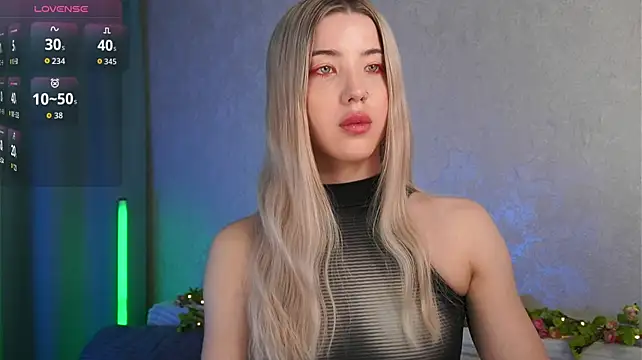 LindaThackerr live cam on StripChat