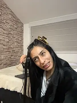 Lucyjoi live cam on StripChat