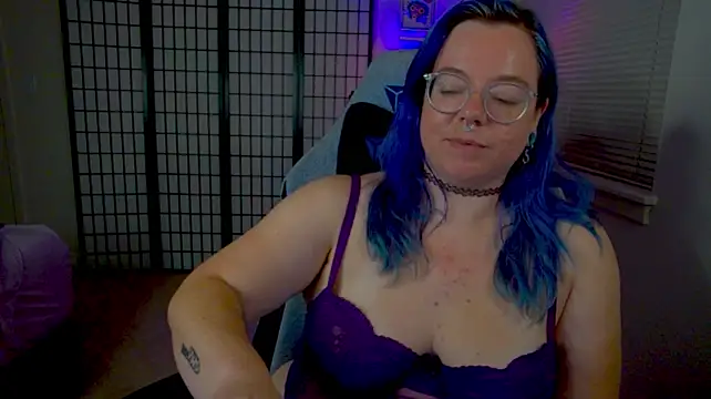 KiraSpitQueen live cam on StripChat