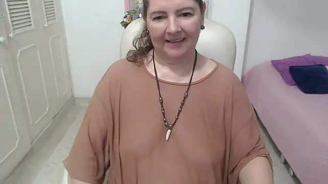 leonela_69 live cam on StripChat