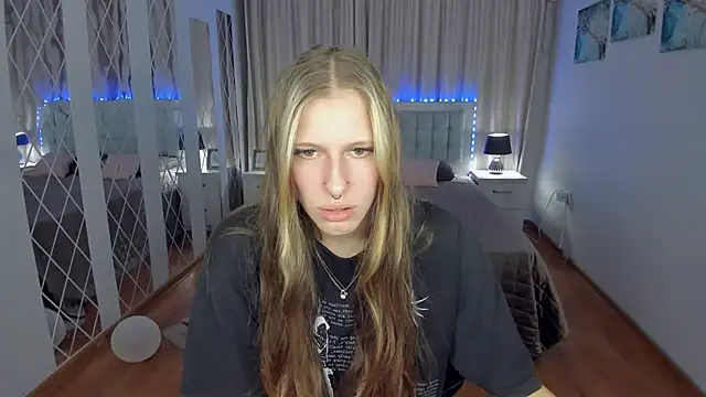 MiaCream live cam on StripChat