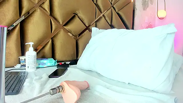 Alexa-Lynx live cam on StripChat