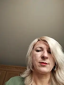 AhlyssaLove1155 live cam on StripChat