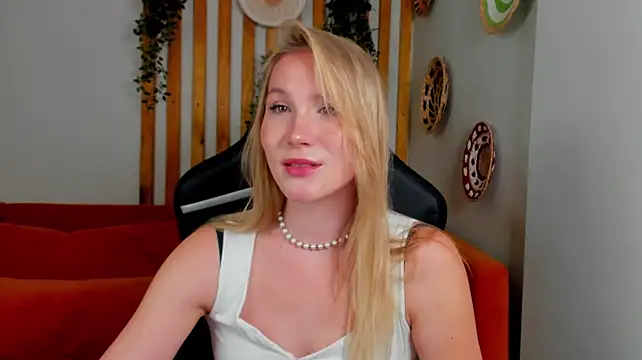 ElaraVoltage live cam on StripChat