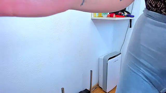 redasshottie (F young) - bottle dildo in pussy