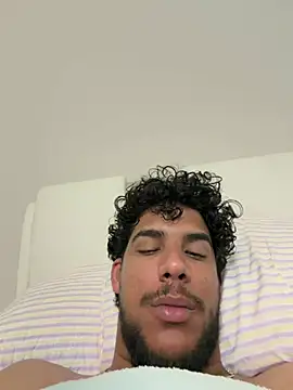 Albertotuyo live cam on StripChat