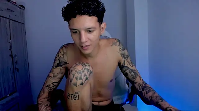 tylerrnova live cam on StripChat