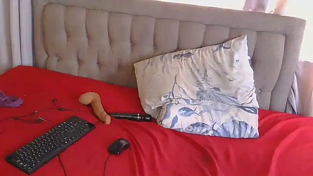 BustyXhosaBaddie live cam on StripChat