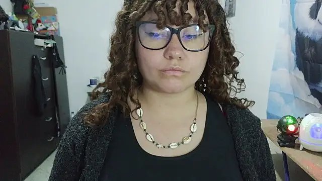 curly_greeneyed live cam on StripChat