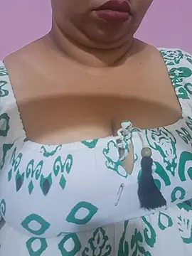 ravina_patil1 (F milf) - Kissing your lips