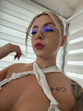 IveySin live cam on StripChat