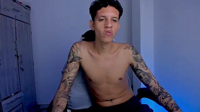 tylerrnova live cam on StripChat