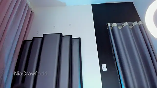 NiaCrawfordd live cam on StripChat