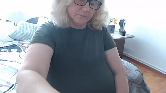 NoraMelow live cam on StripChat