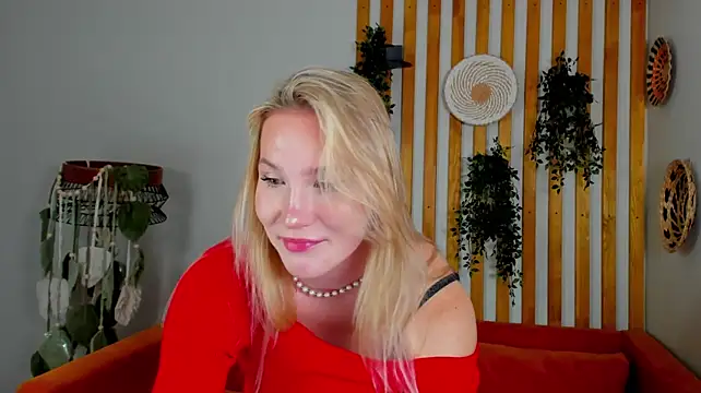 ElaraVoltage live cam on StripChat