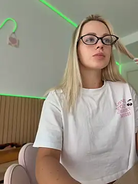 streetdoll live cam on StripChat