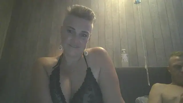 bicouple1992 live cam on StripChat