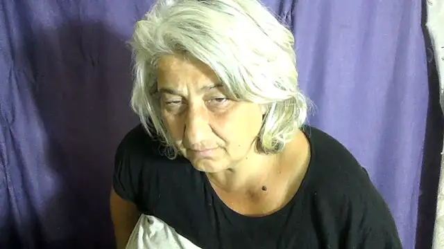 ExquisiteMature live cam on StripChat