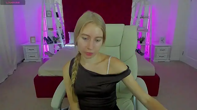 Alina_Blonde live cam on StripChat