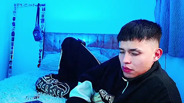 _justinmoon2 live cam on StripChat
