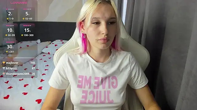 EvelinaLuu live cam on StripChat