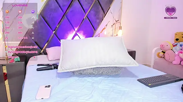 SarayModel live cam on StripChat