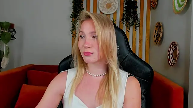 ElaraVoltage live cam on StripChat