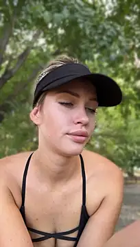 kikiwatson (F young) - Show figure in public park🤍