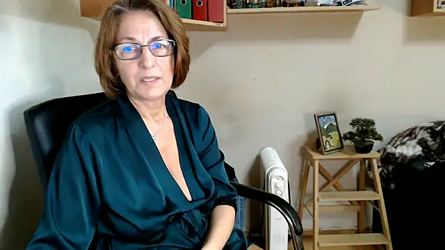 katemodel (F mature) - maked dancing