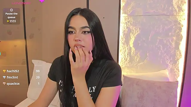 elara_bloom_ live cam on StripChat