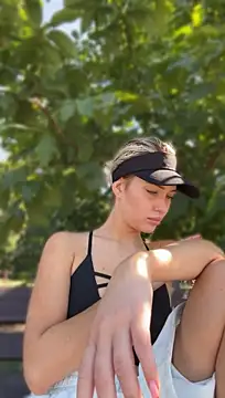 kikiwatson (F young) - Flash boobs in public 😍