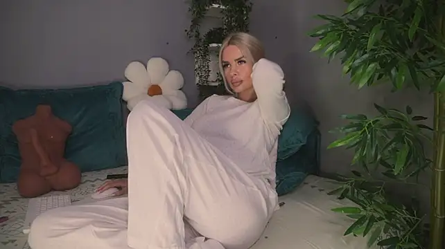 Milana_Sapphire live cam on StripChat