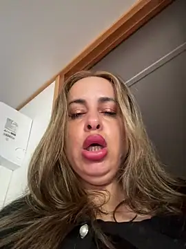 laarti (F milf) - Masturbarcion en baño público