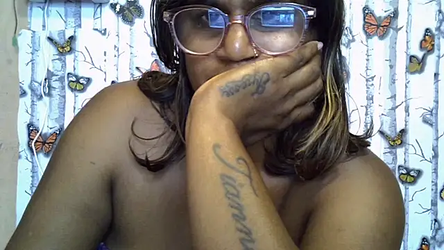 indianstrawberrylips4u live cam on StripChat