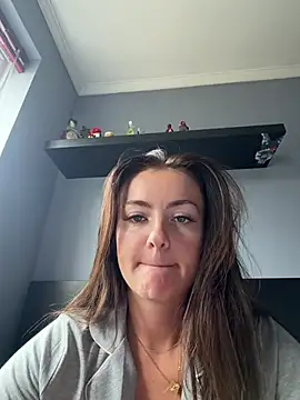 lolaskyee (F young) - Shake my ass up close 😘