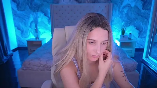 VikVikLove live cam on StripChat