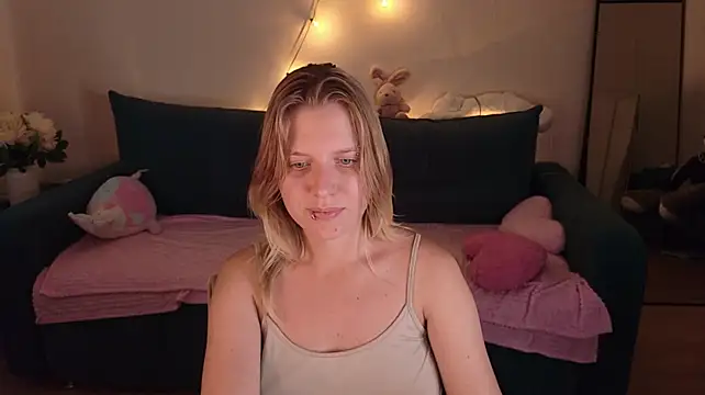 Viki_Charm live cam on StripChat