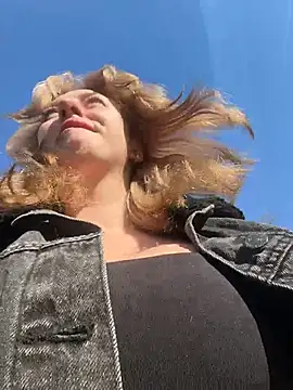 RonnieKiss live sex cam