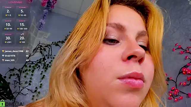 WetLuna1 live cam on StripChat