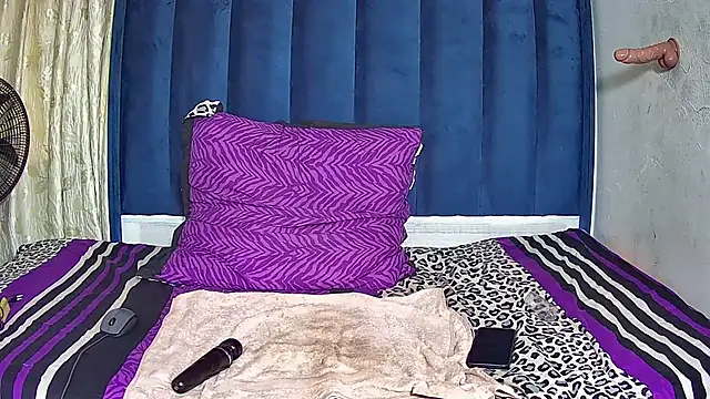 Curveysinaa live cam on StripChat